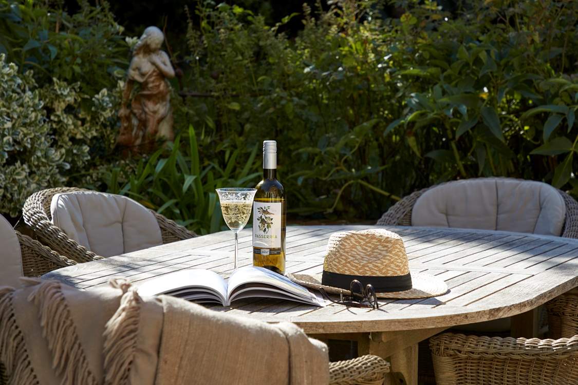 Enjoy the seating-area in the garden.