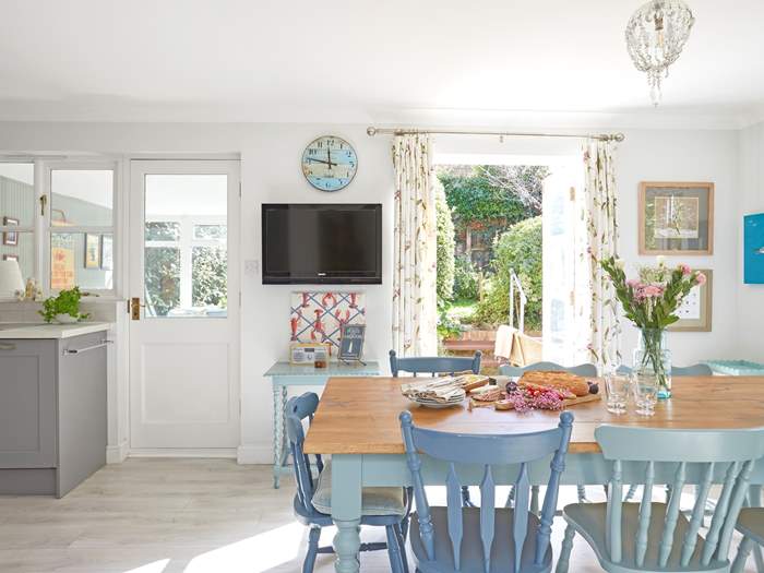 9 The Ruskins , Sleeps 6 in Bembridge