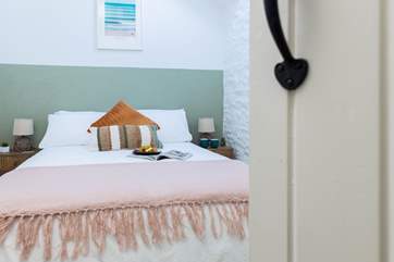 The pretty double bedroom.
