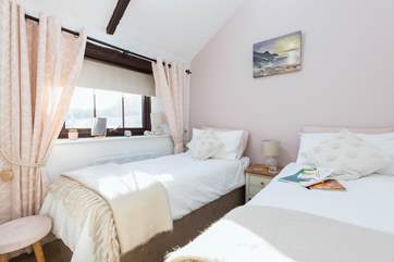 The cute twin bedroom.