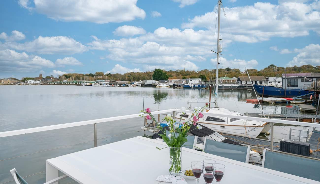 Watch the tide ebb and flow from the deck and admire the surrounding houseboat community.