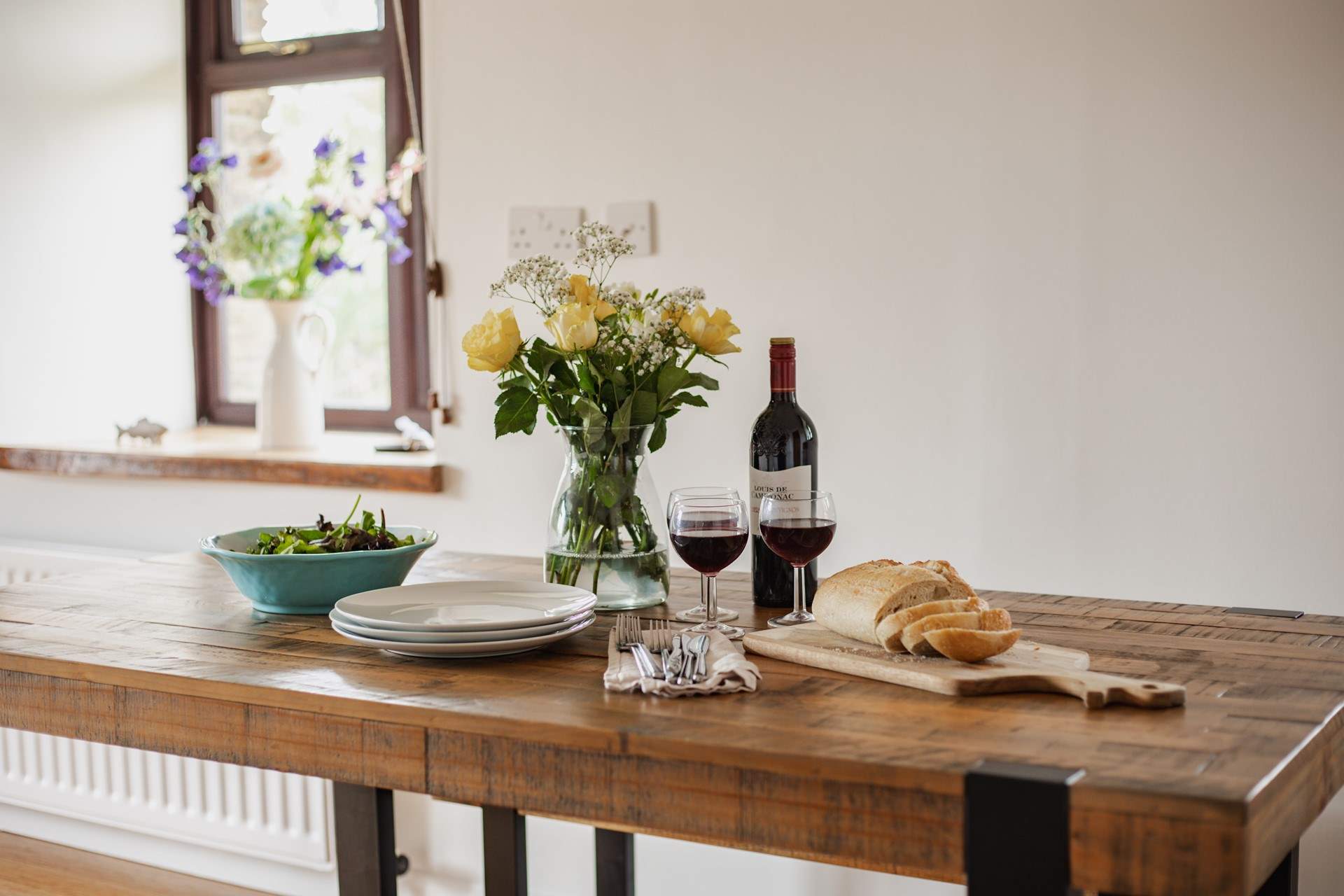 What a beautiful dining-table to enjoy any meal at.