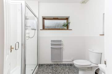 The main bedroom's en suite shower-room.