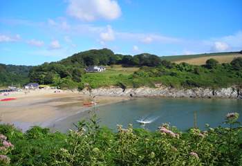 Sandy Maenporth is accessed via a footpath and takes about 40 minutes - there is a beach cafe and the Cove Restaurant. 