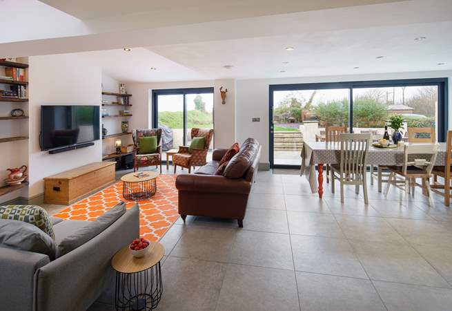 The perfect space for get togethers. Slide open the large bi-fold doors and spill out onto the sunny patio. A great holiday is waiting here. 