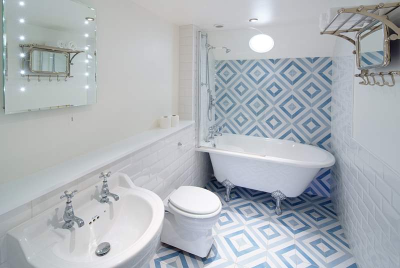 Take time out to relax in the deep, hot bubbly bath in the family bathroom on the first floor. Holiday bliss.