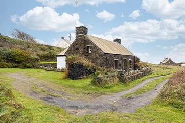 Towyn Cottage is a beautiful rustic cottage situated just a stone's throw away from Abereiddy beach and surrounded by blissful countryside.