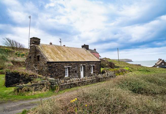 Towyn Cottage is a beautiful rustic cottage situated just a stone's throw away from Abereiddy beach and surrounded by blissful countryside.