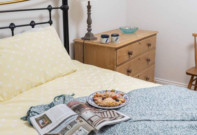 The super main bedroom has luxury linens for a great night's sleep.