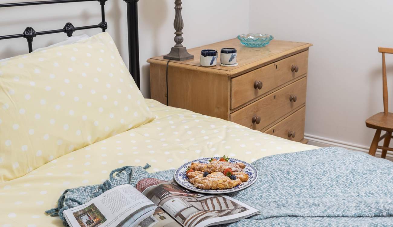 The super main bedroom has luxury linens for a great night's sleep.