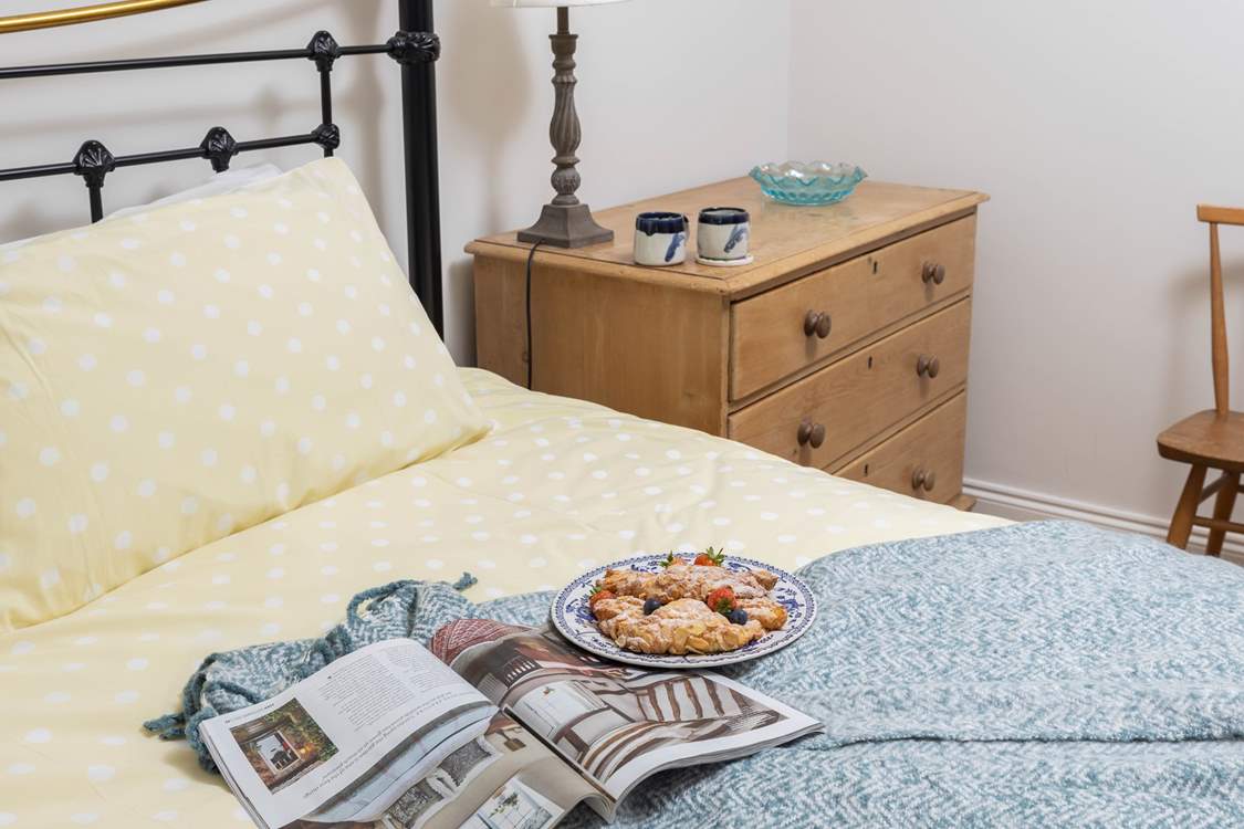 The super main bedroom has luxury linens for a great night's sleep.