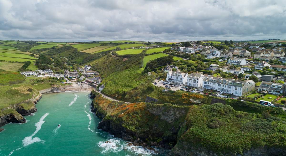 The terrace enjoys a plum location with easy access into the heart of Port Isaac, and also to the little cove at Port Gaverne.