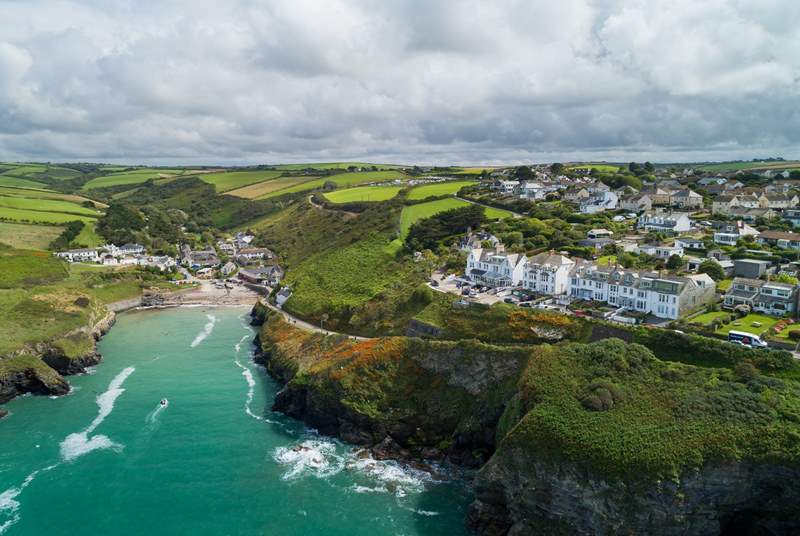 The terrace enjoys a plum location with easy access into the heart of Port Isaac and also to the little cove at Port Gaverne