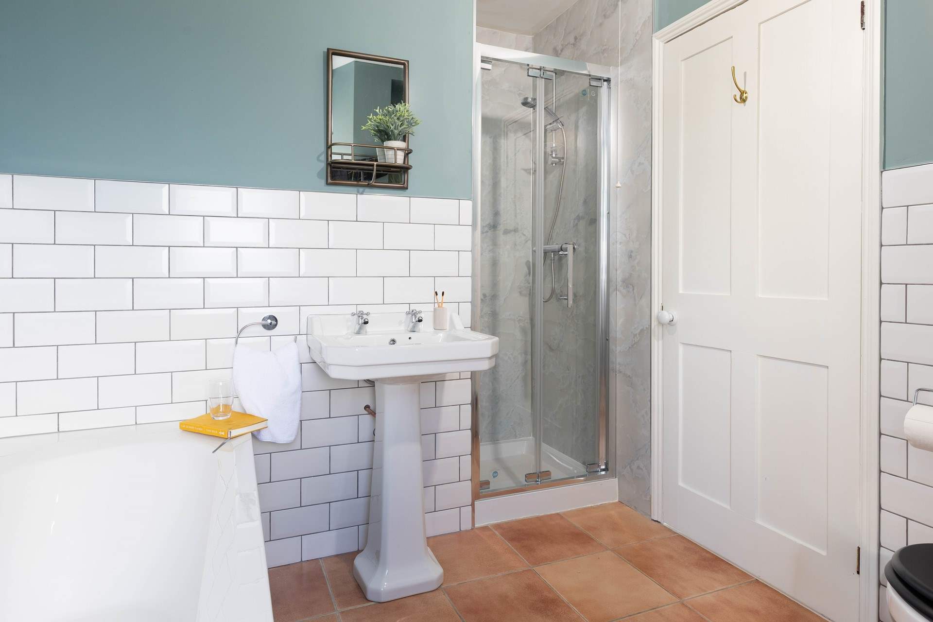 The ensuite also has a separate shower for that quick wake-me up rinse.