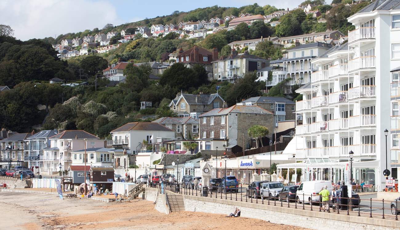 The Esplanade offers restaurants, cafes and a range of amusements.