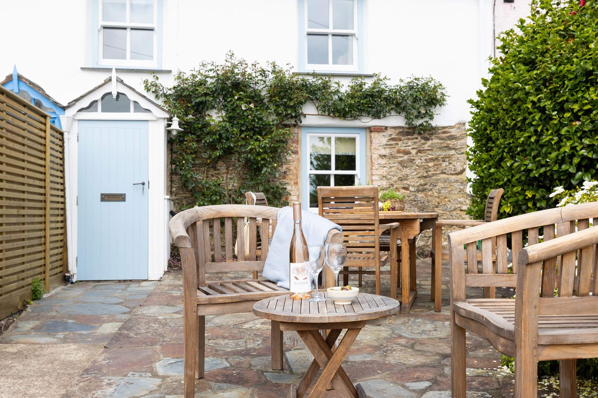 Little Mariners is a traditional fisherman's cottage, located just a short stroll from the harbour at St Mawes.