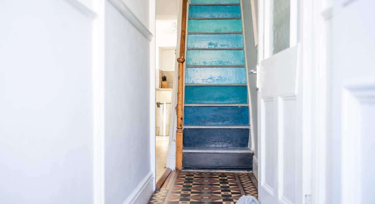 The statement staircase is fabulous, keeping in the style of the nautical cottage, there is a rope bannister, so please take care. Typical of a true Cornish cottage, the stairs are narrow and steep. 