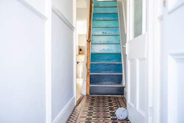 The statement staircase is fabulous, keeping in the style of the nautical cottage, there is a rope bannister, so please take care. Typical of a true Cornish cottage, the stairs are narrow and steep.