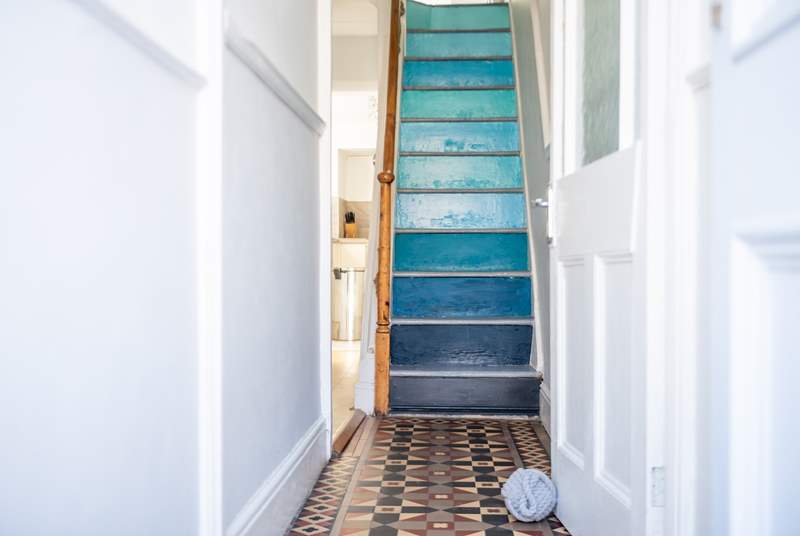 The statement staircase is fabulous, keeping in the style of the nautical cottage, there is a rope bannister, so please take care. Typical of a true Cornish cottage, the stairs are narrow and steep. 