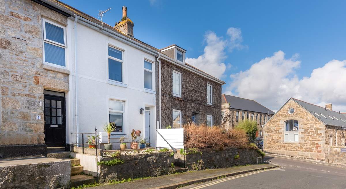 2 Belgravia is located just off the road and up four granite steps, and is perfectly situated to explore the delights of the far west of Cornwall.