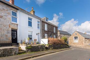 2 Belgravia is located just off the road and up four granite steps, and is perfectly situated to explore the delights of the far west of Cornwall.
