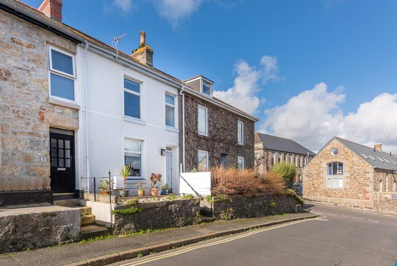 2 Belgravia is located just off the road and up four granite steps, and is perfectly situated to explore the delights of the far west of Cornwall.