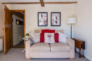 The apartment is spacious and bright thanks to the windows overlooking the square.