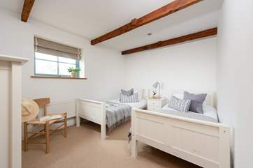 Bedroom 3 with twin beds.