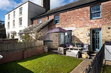 Take a pew in the garden, enjoying meals in the warm Cornish sunshine and watch the comings and goings of the village from this plum location.