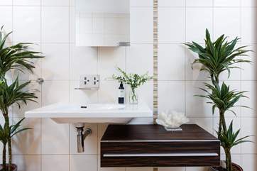 The contemporary family bathroom.