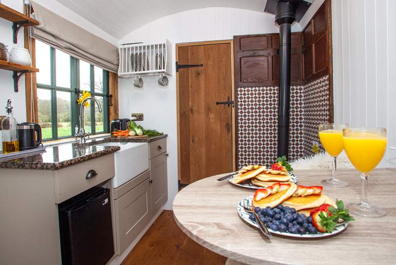 The kitchen has everything you need to prep tasty breakfasts, picnics and light evening meals. 