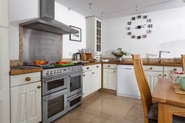 You have everything you need in the well-equipped kitchen including an range cooker.
