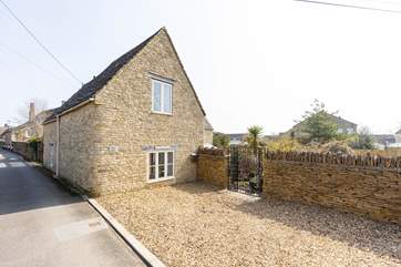 Little Maunditts Cottage has private parking.