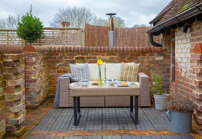 A quiet corner for a holiday treat, perfect!