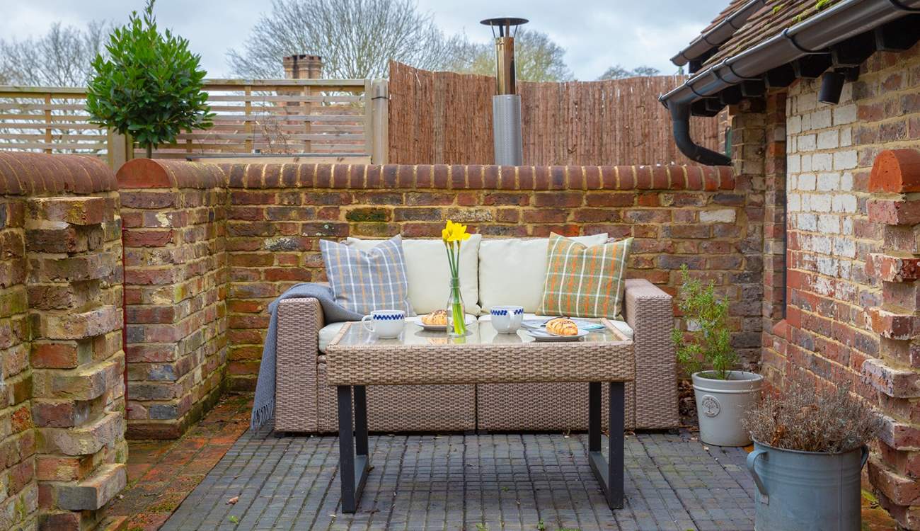 A quiet corner for a holiday treat, perfect!