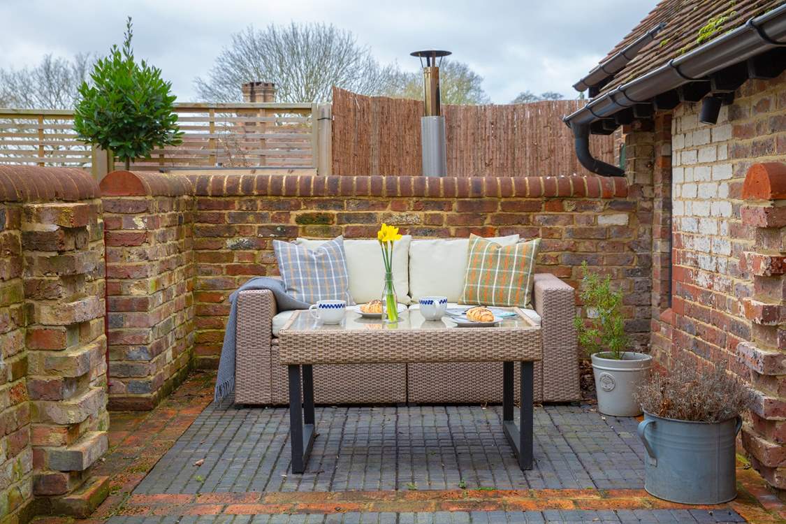 A quiet corner for a holiday treat, perfect!