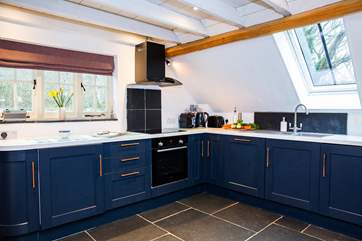 The kitchen is light and bright thanks to the great design,.