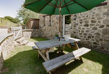 Haretor has a lovely little garden perfect for afternoon tea after a walk out across the moors.