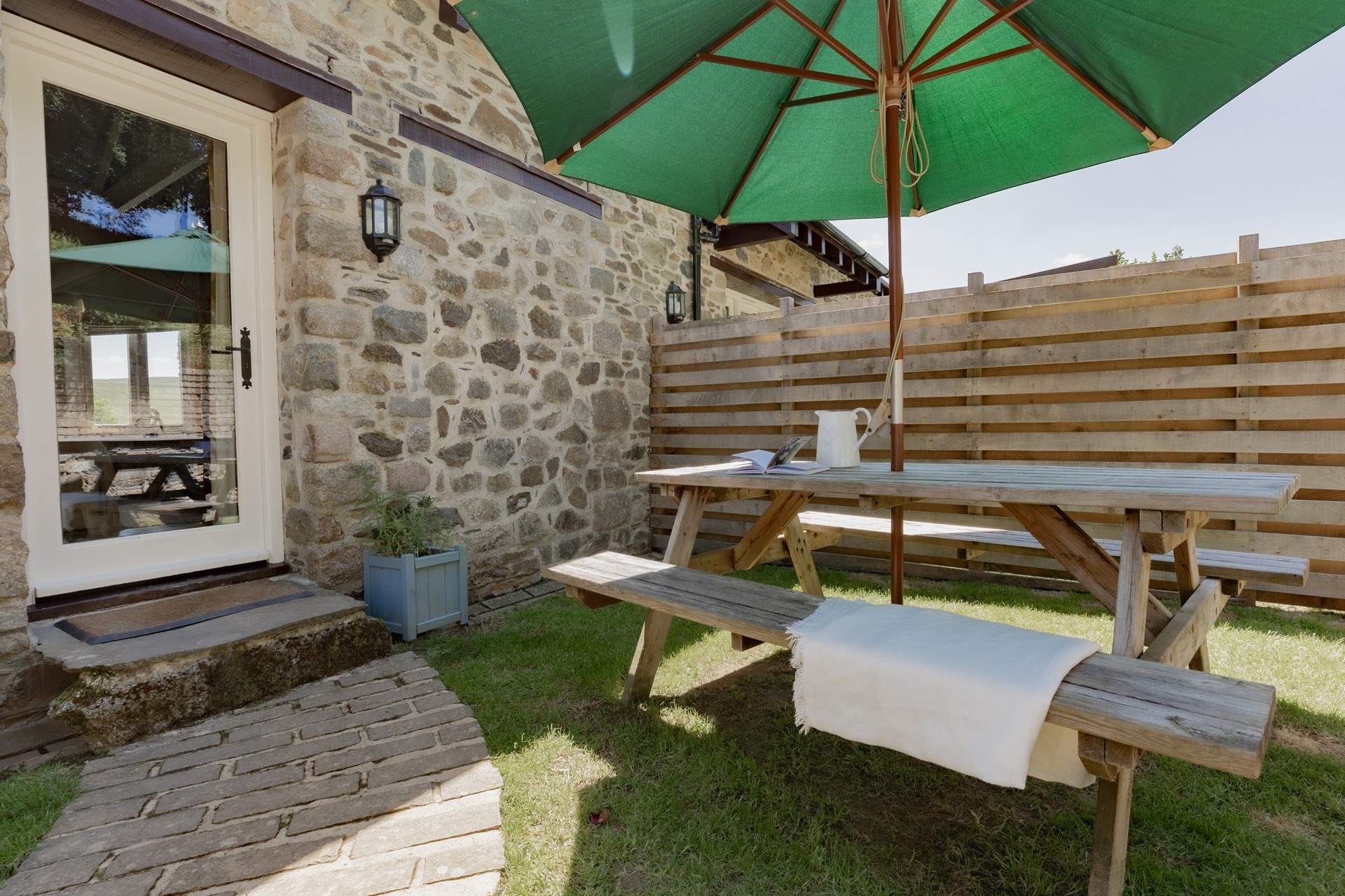 Haretor has a lovely little garden perfect for afternoon tea after a walk out across the moors.