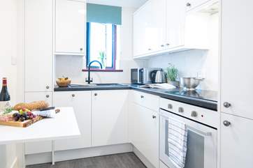 The perfect space to prepare those al fresco light bites or beach picnic.