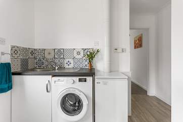 The handy utility-room with a washing machine.