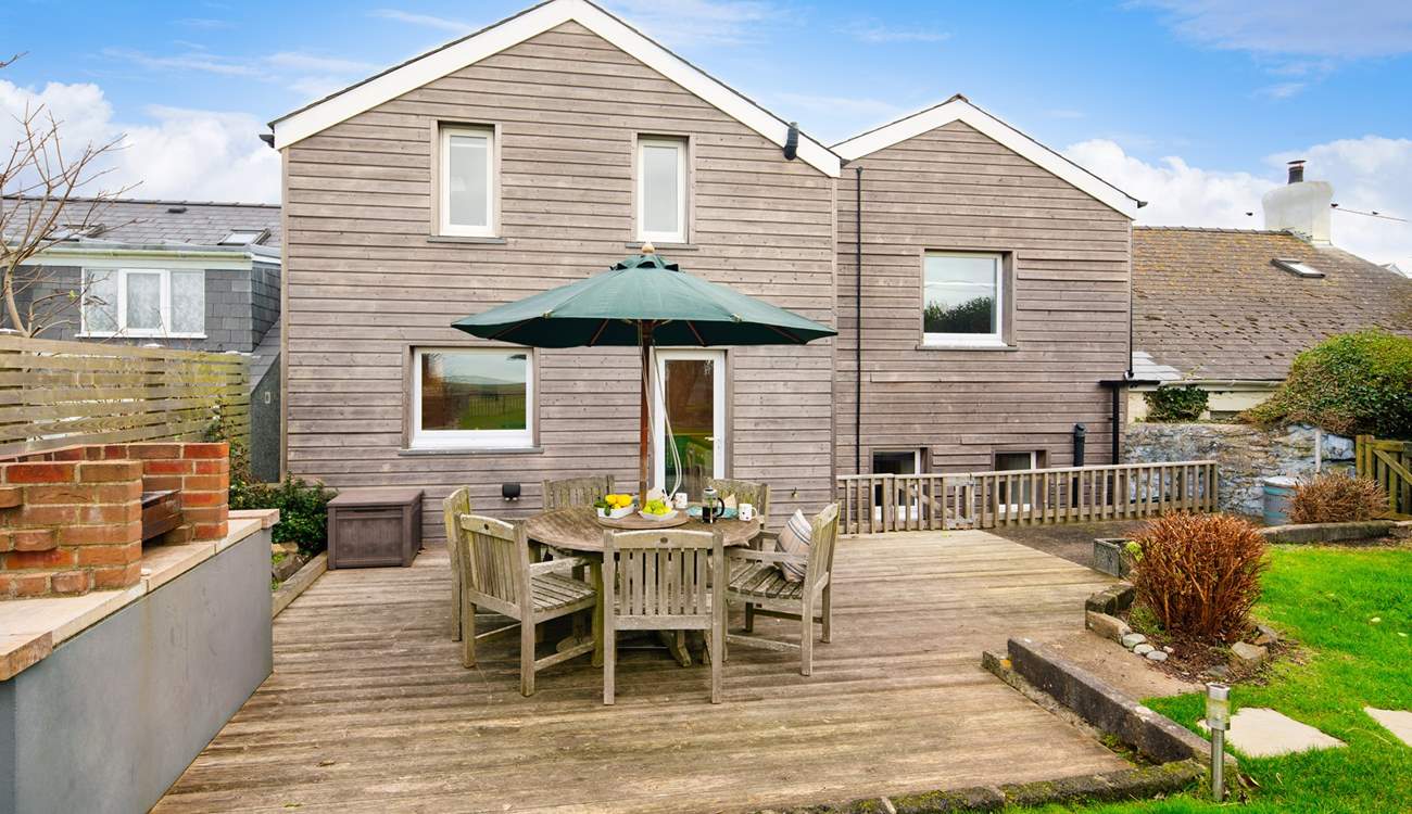 The outside area is a delight here, with a large deck for al fresco dining, a lawned area overlooking surrounding countryside to the sea, and a fabulous summer-house.