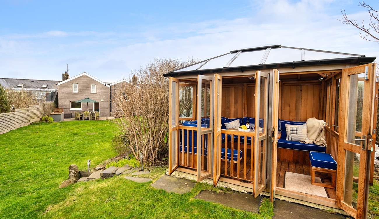 The summer-house is the perfect place for morning coffee, afternoon tea or an evening aperitif. 