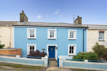 Welcome to Dedwyddfa (Happy Place), a gorgeous holiday home for families or a group of friends.