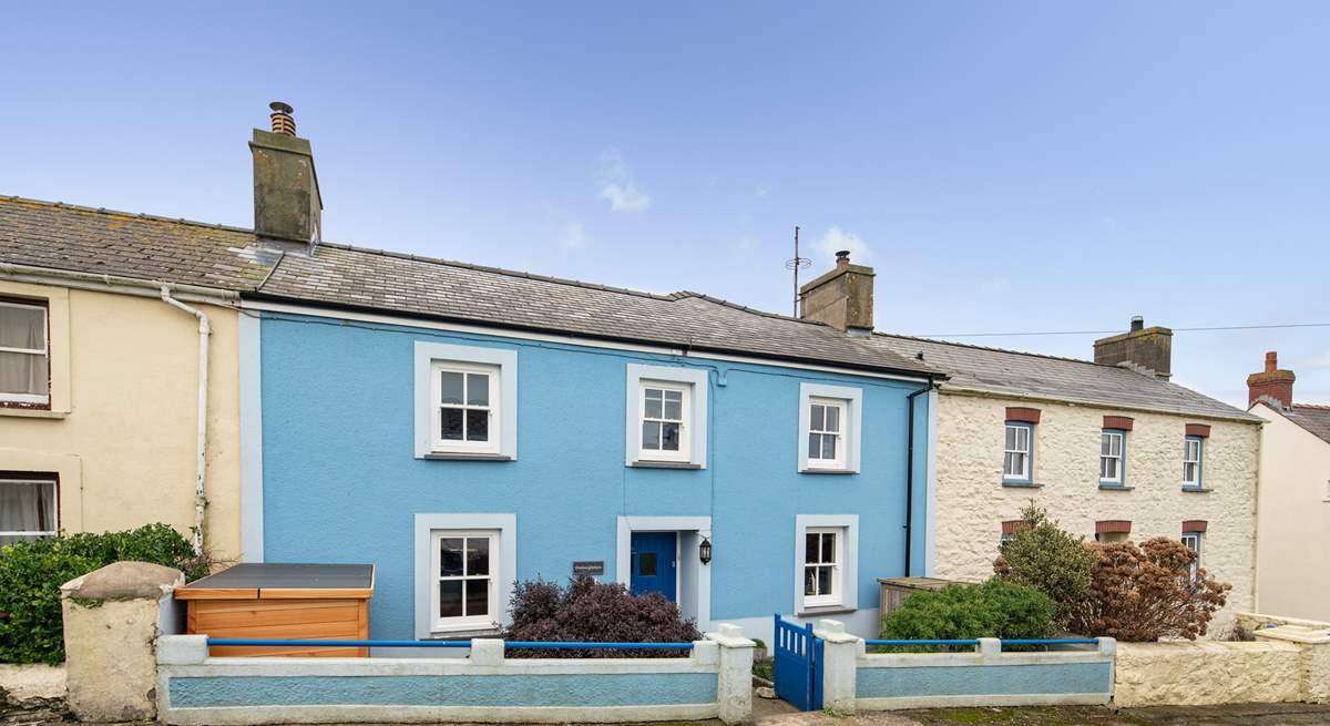 Set in a row of pretty traditional cottages, Happy Place is a gorgeous holiday home.