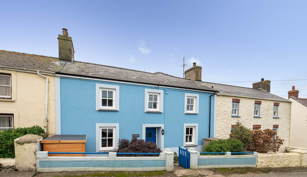 Set in a row of pretty traditional cottages, Happy Place is a gorgeous holiday home.
