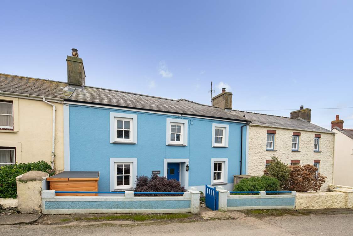 Set in a row of pretty traditional cottages, Happy Place is a gorgeous holiday home.
