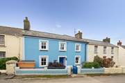 Set in a row of pretty traditional cottages, Happy Place is a gorgeous holiday home.