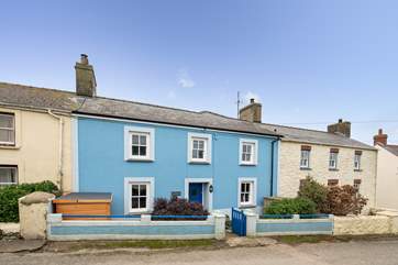 Set in a row of pretty traditional cottages, Happy Place is a gorgeous holiday home.