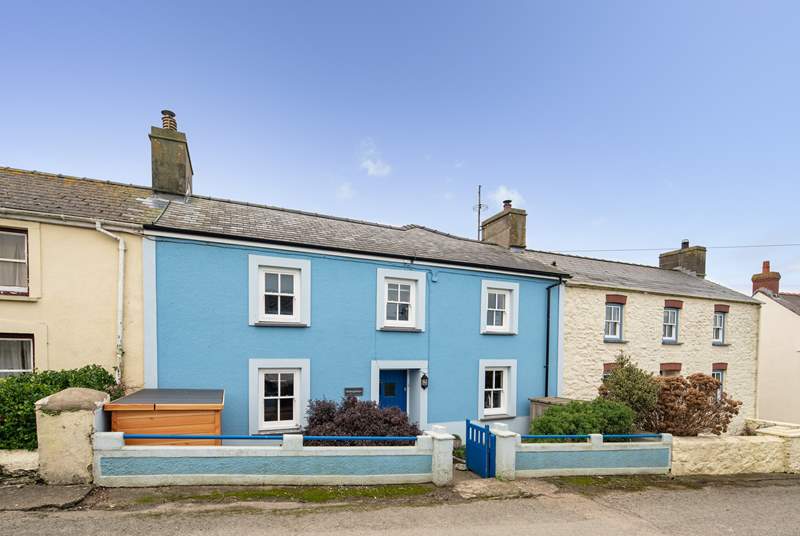 Set in a row of pretty traditional cottages, Happy Place is a gorgeous holiday home.
